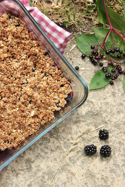 Cuillère et saladier : Crumble mûres et sureau (vegan, sans gluten)