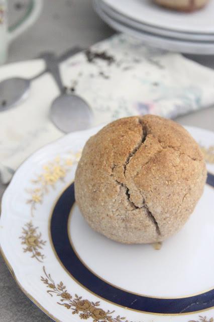Cuillère et saladier : Pêches en croûte, sauce caramel (vegan)