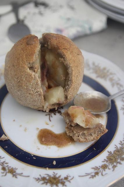 Cuillère et saladier : Pêches en croûte, sauce caramel (vegan)