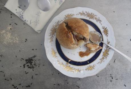 Cuillère et saladier : Pêches en croûte, sauce caramel (vegan)