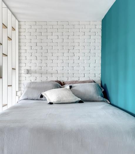 clemaroundthecorner chambre blanche turquoise lit gris étagère astuce optimisation espace