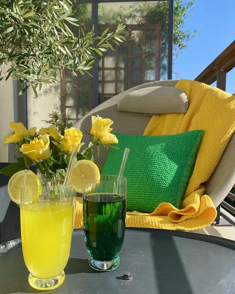 Vivaraise : pour une terrasse colorée ! terrasse colorée jaune vert pomme citron coussin coton made in France fauteuil Lafuma