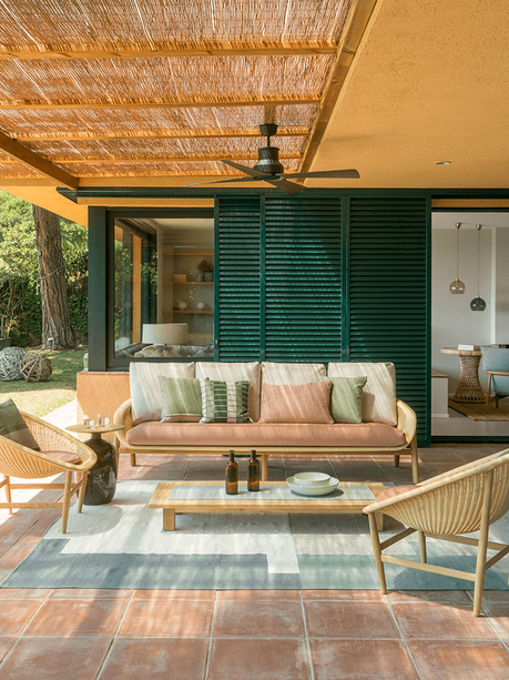 villa jaune volet vert terrasse patio salle à manger extérieur rotin couleur pastel
