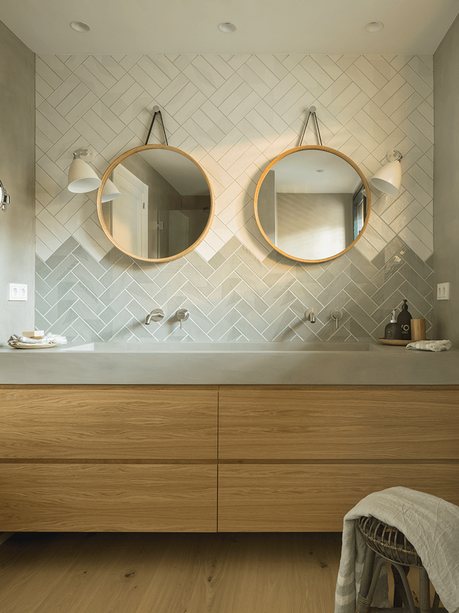 salle de bain carrelage zellige blanc bleu gris pose diagonale chevron meuble bois double vasque