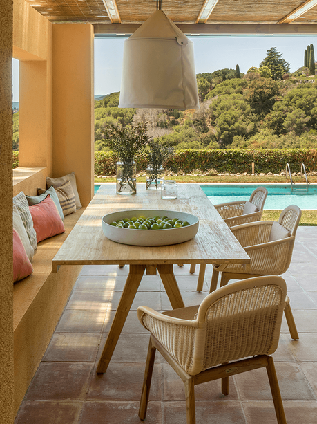 salle repas table extérieur patio méditerranéen terrasse tomette rouge costa brava
