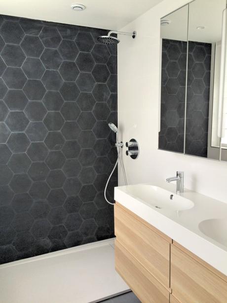 Salle de bain minimaliste douche Vincent Eschalier carrelage béton ciré gris ardoise hexagonal