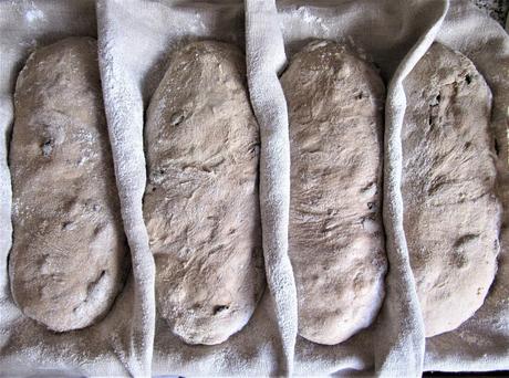 Pain sur levain aux olives pour la 2500e publication Pain sur levain aux olives pour la 2500e publication