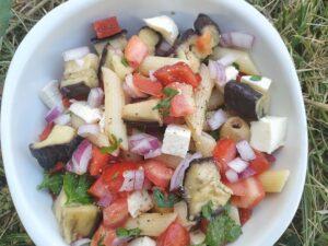Salade de pates aux aubergines tomates poivron Salade de pates aux aubergines tomates poivron