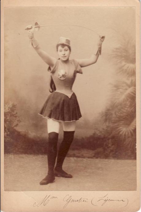 1890 ca Portrait en pied de Madame Gautier, danseuse, en tenue d'escrime Musee Carnavalet 2