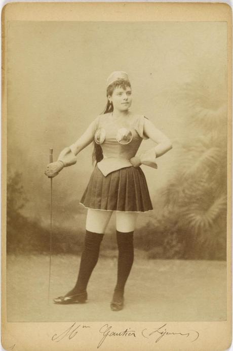1890 ca Portrait en pied de Madame Gautier, danseuse, en tenue d'escrime Musee Carnavalet