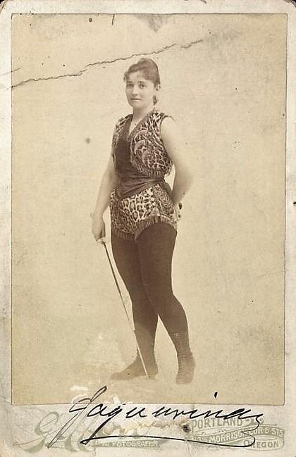 1885 ca Ella Hattan La Jaguarina escrimeuse