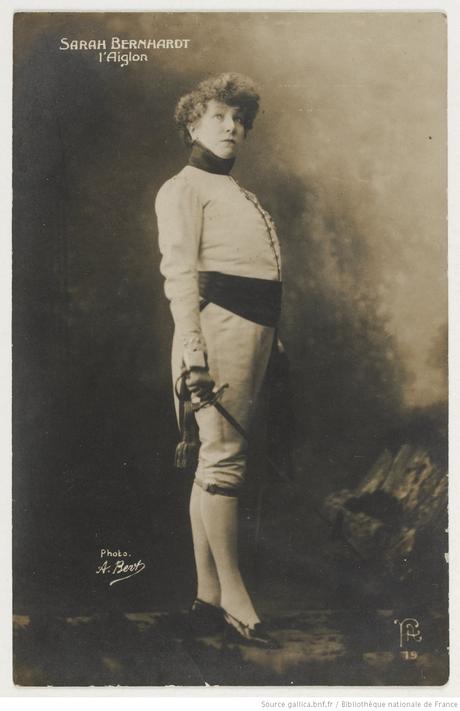 1899 ca Sarah-Bernhardt-dans-AiglonCarte postale A Bert Gallica