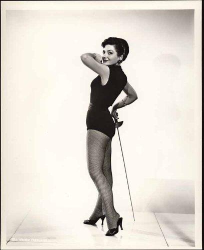 1956 1 janvier Valarie French (fencing foil pose) publie par Columbia Pictures