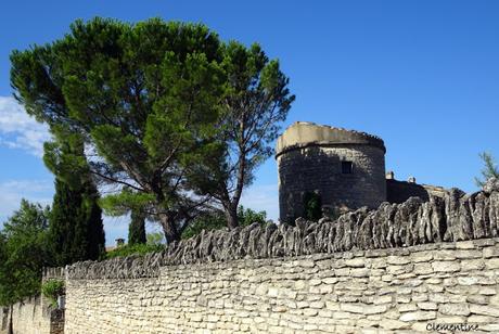 Vacances dans le Vaucluse - Gordes et son Abbaye Notre-Dame de Sénanque Vacances dans le Vaucluse - Gordes et son Abbaye Notre-Dame de Sénanque