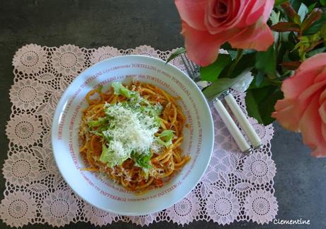 Spaghettis avec sauce aux poivrons et beurre de cacahuètes