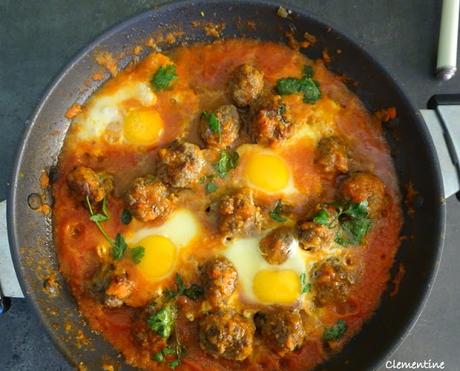 Boulettes de viande en sauce tomate aux œufs cassés