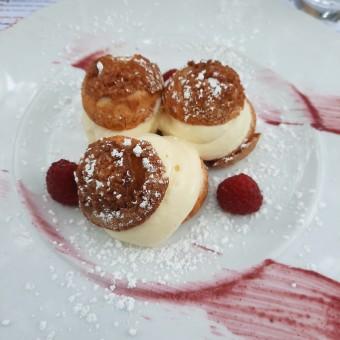 Choux craquelins, creĚme vanille, Š Patrick Faus .