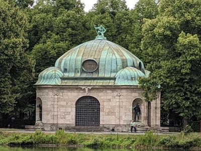 Hubertusbrunnen — La fontaine de St Hubert clôt le canal de Nymphenburg