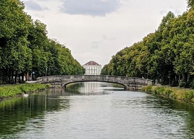 Hubertusbrunnen — La fontaine de St Hubert clôt le canal de Nymphenburg