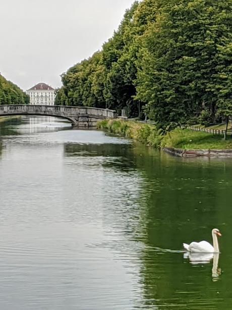 Hubertusbrunnen — La fontaine de St Hubert clôt le canal de Nymphenburg