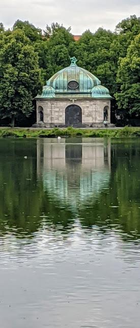 Hubertusbrunnen — La fontaine de St Hubert clôt le canal de Nymphenburg