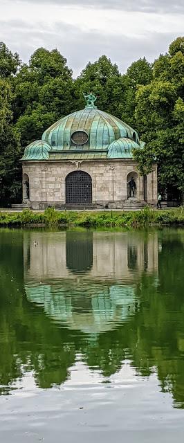 Hubertusbrunnen — La fontaine de St Hubert clôt le canal de Nymphenburg