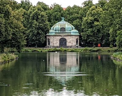 Hubertusbrunnen — La fontaine de St Hubert clôt le canal de Nymphenburg
