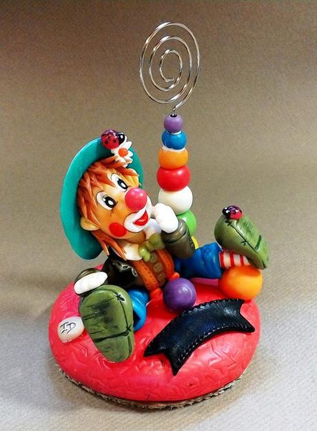 Porte-photos avec clown en porcelaine froide