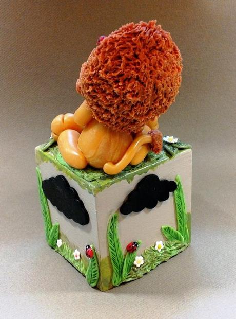 Tirelire en bois avec lion en porcelaine froide