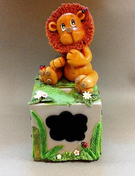 Tirelire en bois avec lion en porcelaine froide