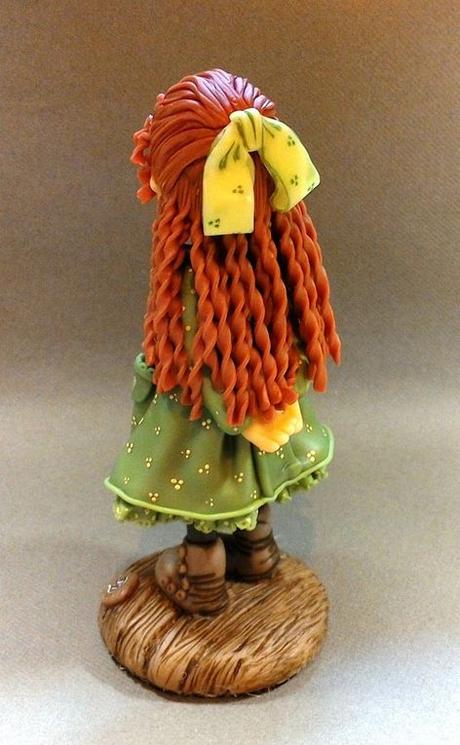 Fillette d'autrefois en porcelaine froide