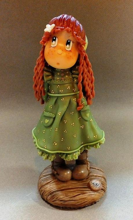 Fillette d'autrefois en porcelaine froide