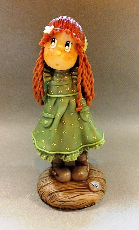 Fillette d'autrefois en porcelaine froide