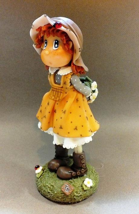 Fillette d'autrefois en porcelaine froide