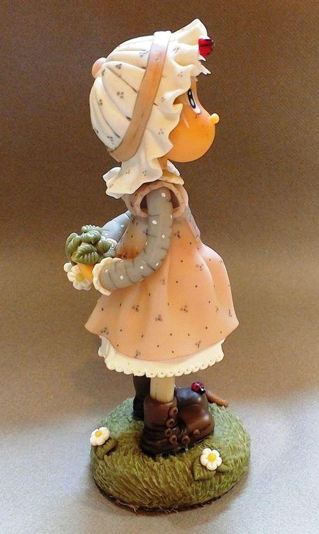 Fillette d'autrefois en porcelaine froide Fillette d'autrefois en porcelaine froide