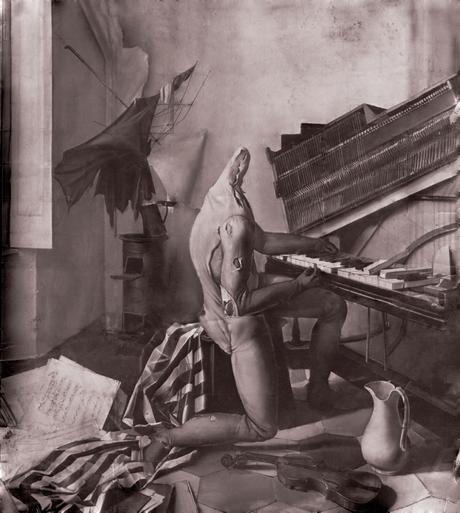 Adriano Gajoni 1946 manichino al pianoforte