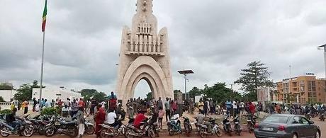 Alger dénonce de manière ambiguë le putsch au Mali Alger dénonce de manière ambiguë le putsch au Mali