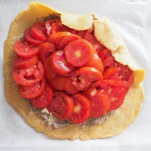 Tarte rustique aux tomates et tapenade