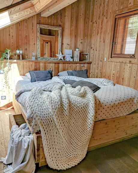 chambre déco style montagne plaid tricot mur bois