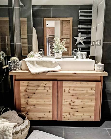 salle de bain design bois pierre noire panier pompon