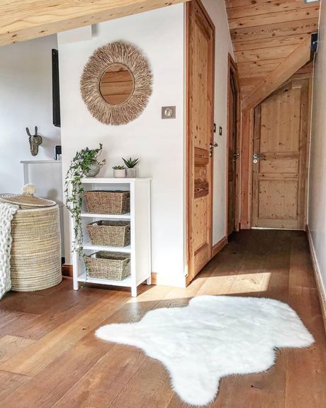 couloir bois mur blanc tapis fourrure rangement panier rotin - blog - clemaroundthecorner