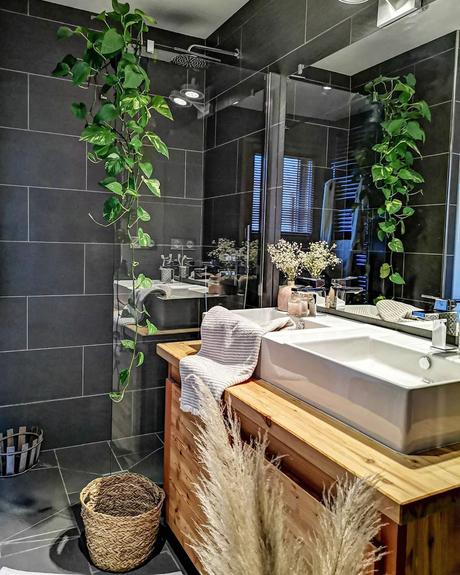 salle de bain déco style montagne carrelage noir meuble bois double vasque Déco by Paolina
