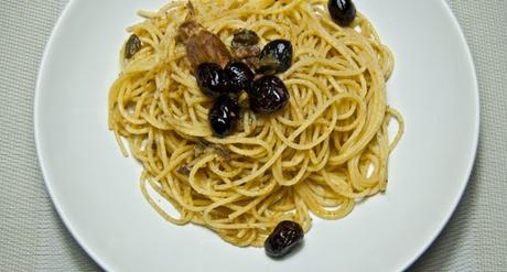 Spaghettis aux câpres, anchois et olives noires