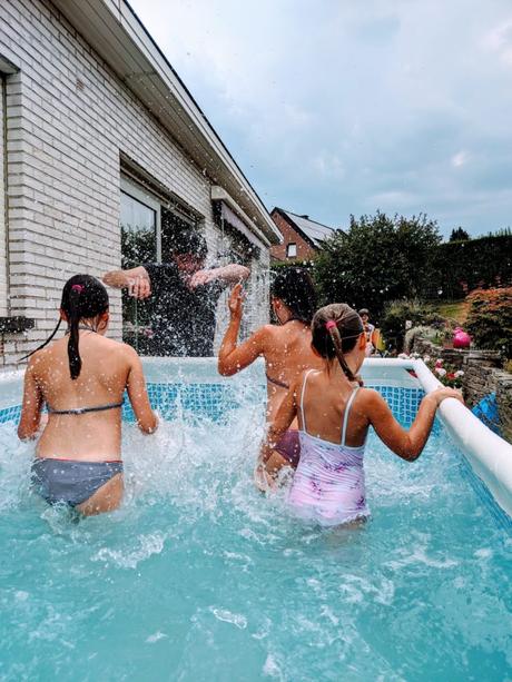 Pas vraiment des vacances… Oui, 4 jeunes enfants dans une piscine, c'est bruyant !