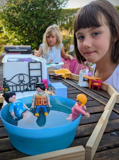 Pas vraiment des vacances… Les Playmobils dans une piscine ça l'est un peu moins.