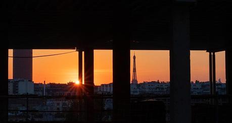 Photo confinée, de ma fenêtre. Elle va être sympa la vue des futurs voisins hein !😅 #nikon #d7500 #tourEiffel #EiffelTower #Paris