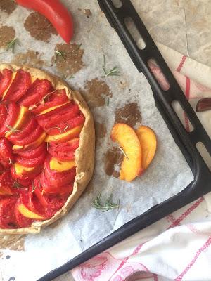 Cuillère et saladier : Tarte tomate-nectarine au romarin  vegan 