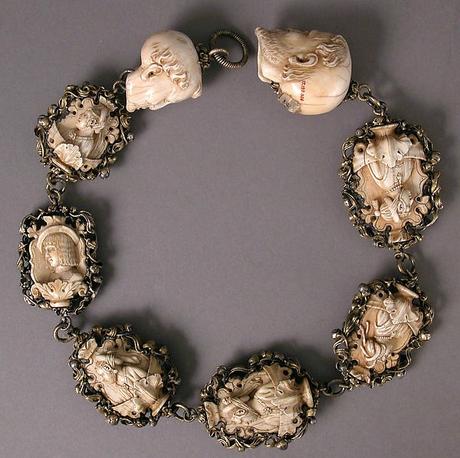 TetedoubleFbis Memento Mori. Carved ivory rosary, early 16th century. Metropolitan museum of art, New York complet 17.190.306 A
