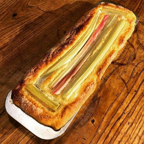 Tarte à la rhubarbe en pâte levée