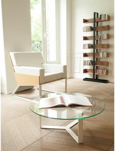 étagère bois métallique noir style industriel appartement parisien salon table basse ronde verre pied laiton
